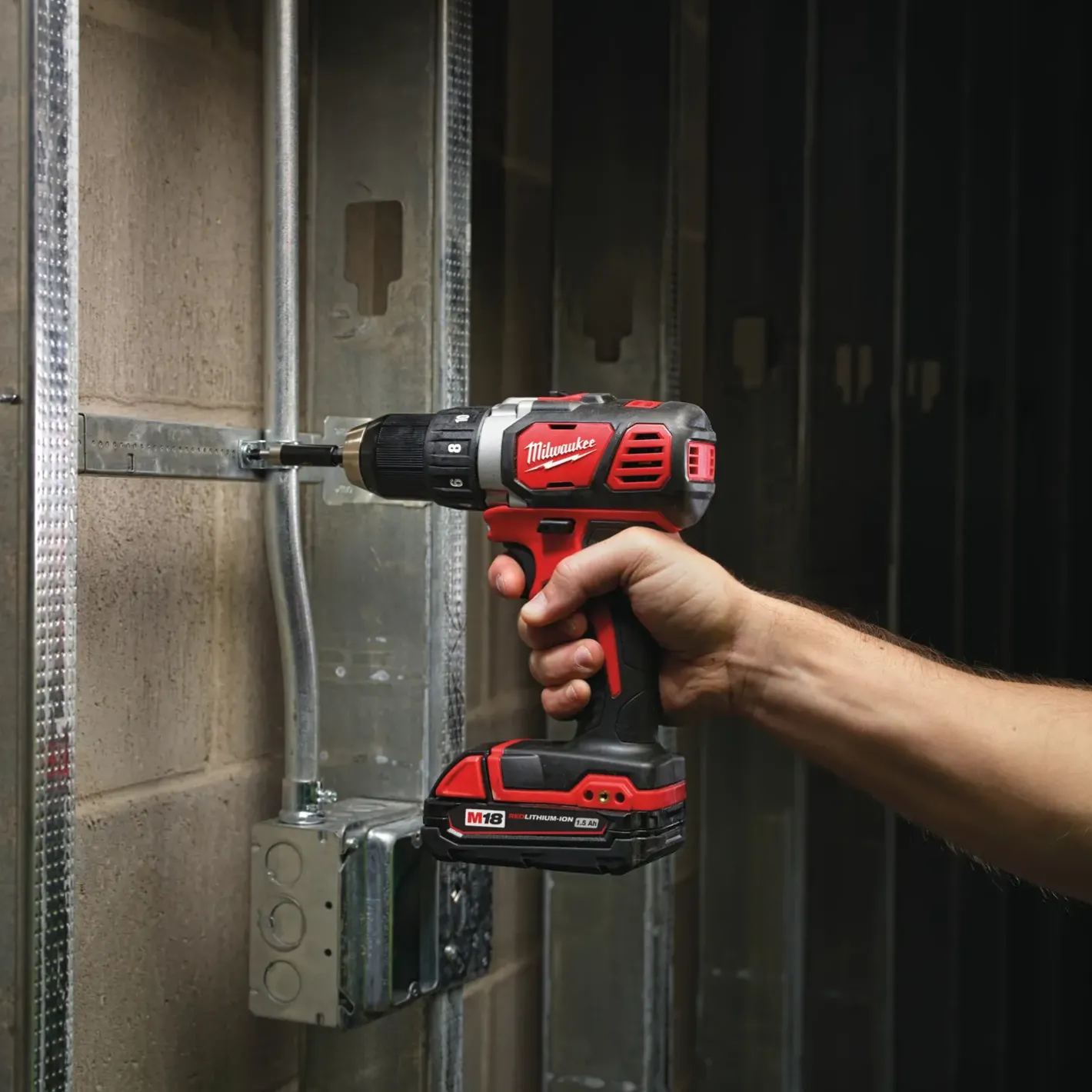 Milwaukee M18 BDD-403C 18V bore-/skruemaskine 3x4.0 Ah batteri og lader* Bore- Og Skruemaskiner