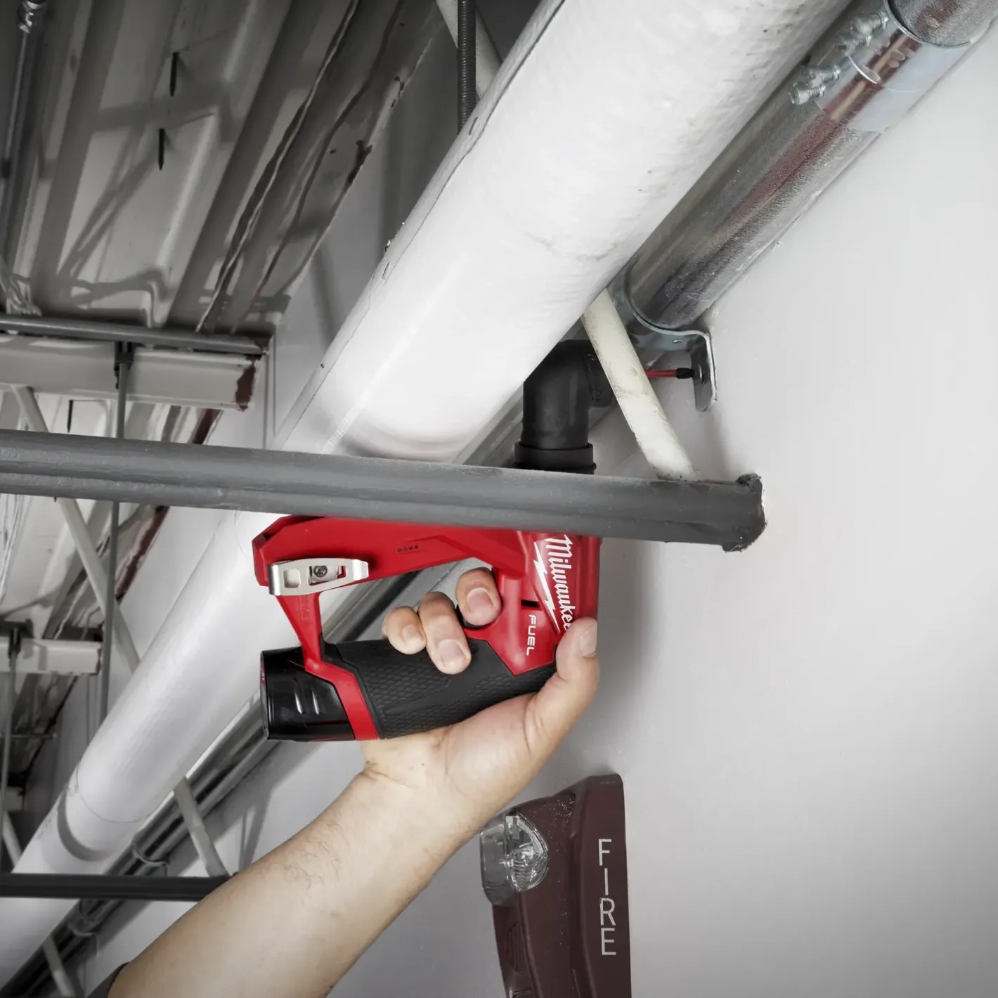 Milwaukee M12 bore-/skruemaskine med udskiftbare hoveder inkl. 2x 2,0Ah batteri og lader* Bore- Og Skruemaskiner