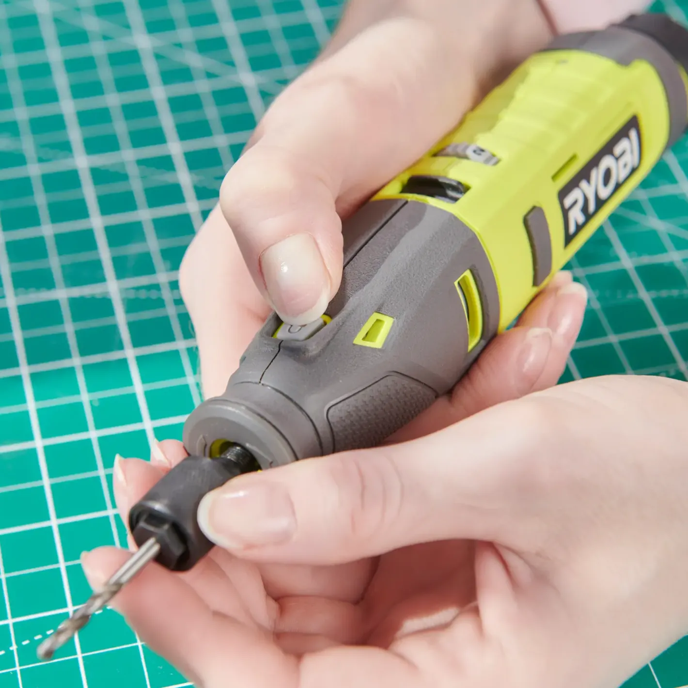Ryobi RRT4-120GA15 4V USB multiværktøj, med 15 tilbehørsdele* Multicuttere